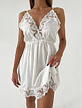 Красивий жіночий пеньюар білого кольору з тонкого атласу з мереживом, фото 2