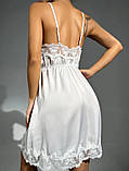 Красивий жіночий пеньюар білого кольору з тонкого атласу з мереживом, фото 5