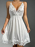 Красивий жіночий пеньюар білого кольору з тонкого атласу з мереживом, фото 6