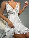 Красивий жіночий пеньюар білого кольору з тонкого атласу з мереживом, фото 7