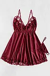 Бордовий жіночий атласний пеньюар обшитий мереживом зі стрінгами, фото 3