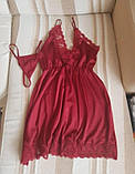 Бордовий жіночий атласний пеньюар обшитий мереживом зі стрінгами, фото 9