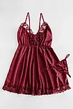 Бордовий жіночий атласний пеньюар обшитий мереживом зі стрінгами, фото 2