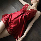 Бордовий жіночий атласний пеньюар обшитий мереживом зі стрінгами, фото 4