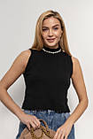 Ошатна жіноча жилетка зі стразами на горловині чорна в'язана кофточка без рукавів на літо, фото 2