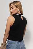 Ошатна жіноча жилетка зі стразами на горловині чорна в'язана кофточка без рукавів на літо, фото 3