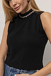 Ошатна жіноча жилетка зі стразами на горловині чорна в'язана кофточка без рукавів на літо, фото 5