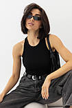 Однотонна жіноча майка топ в рубчик з еластичного трикотажу чорний базовий топ розмір Л, фото 2