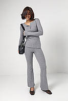 Трикотажний жіночий костюм зі штанами кльош і приталеною кофтиною сірий