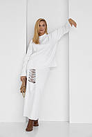 Теплий ошатний жіночий спідничний костюм з оригінальним декором молочний модний костюм зі спідницею