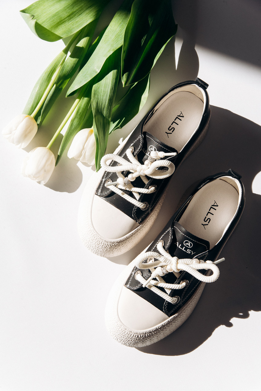 Жіночі шкіряні кросівки молочно-чорного кольору на шнурівці AllShoes 25Z66D003-3 Black розмір 36