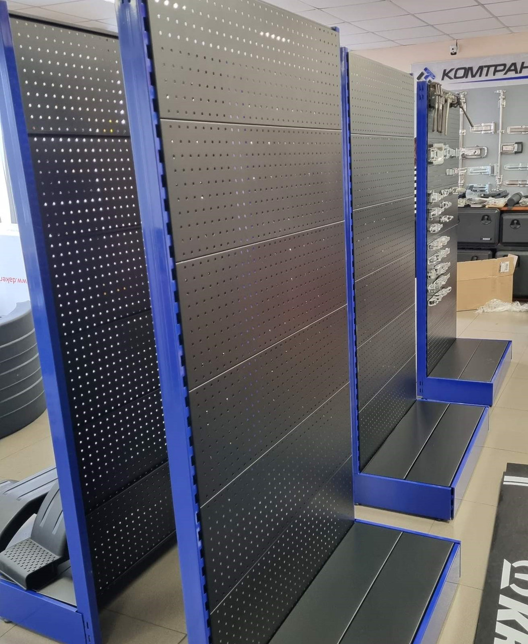 Стелаж 1970х900мм  з перфорованою стінкою під гачки торговий пристінний для магазину