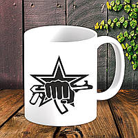 Білий кухоль (чашка) для мисливця з принтом "Кулак з рушницею"