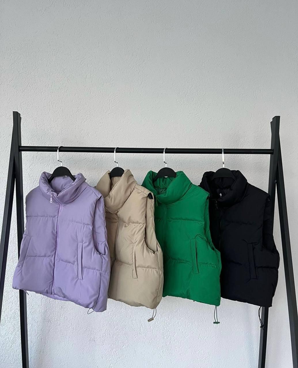 Базовий жіночий теплий короткий укорочений жилет стильний весняний жилет безрукавка на блискавці з кишенями Чорний, 46/48, фото 1