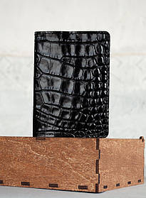 Обкладинка для паспорта з натуральної шкіри чорна з тисненням Крокодил