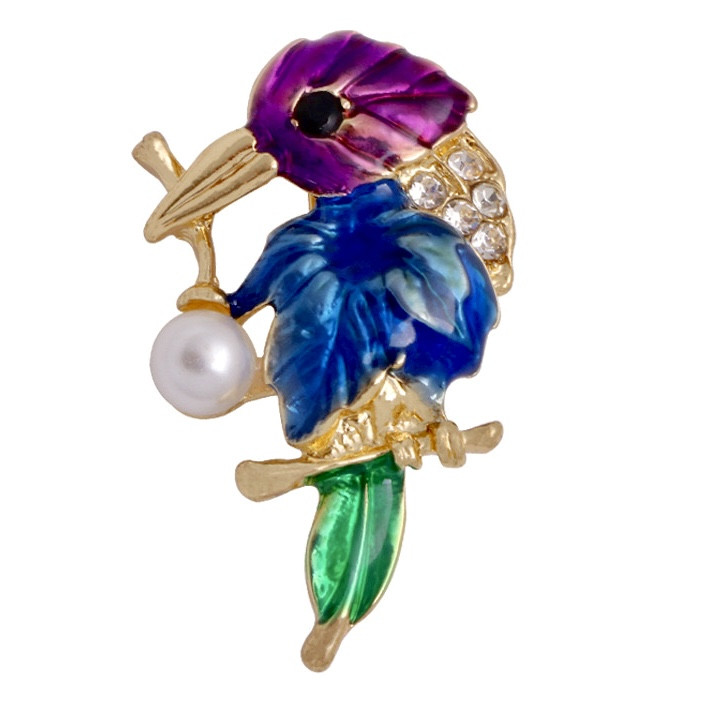 Брошка металева на золотистій основі пташка на гілочці з намистиною та стразами розмір виробу 40х20 мм