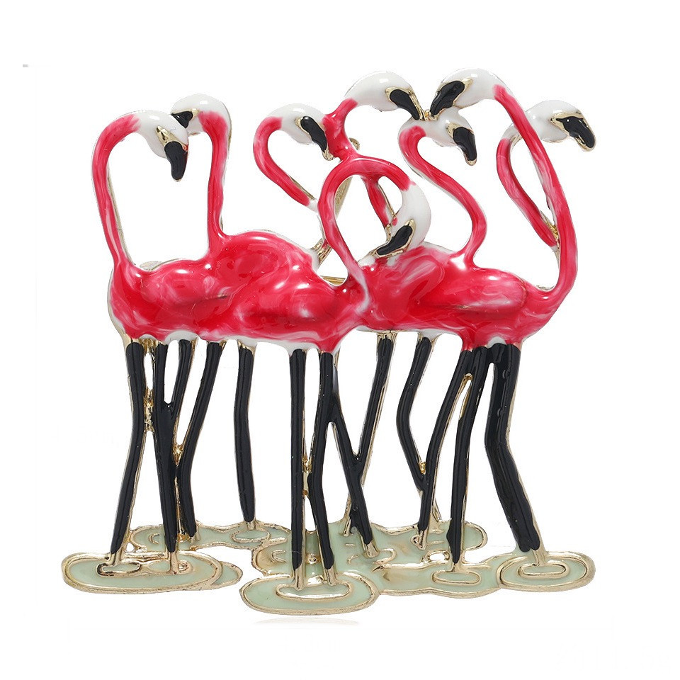 Брошка металева на золотистій основі рожеве фламінго покрита кольоровою емаллю розмір 45х45 мм