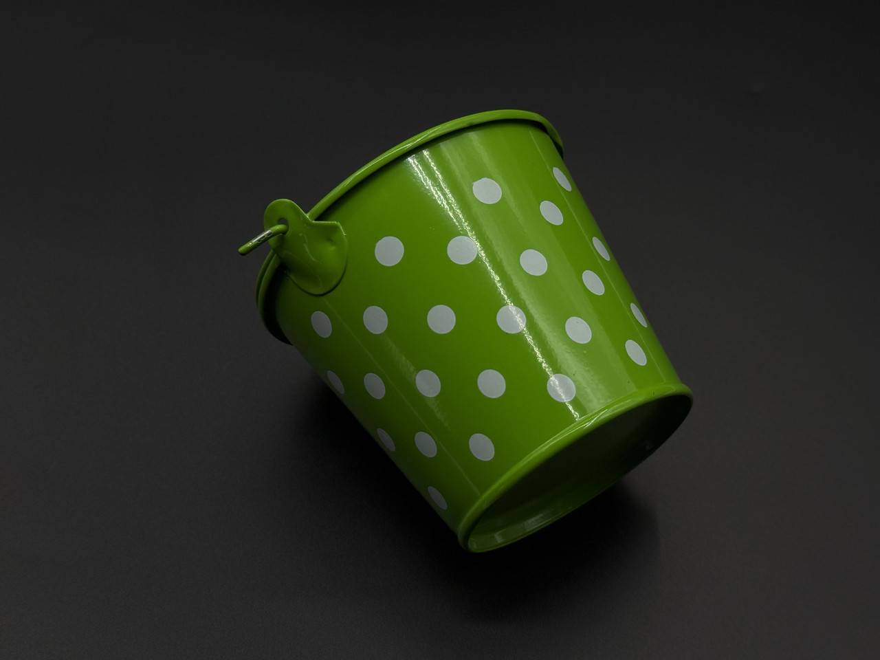 Декоративне відерце для квітів металеве Колір салатовий+білий горошок. 7,3х8,5х6см, фото 1