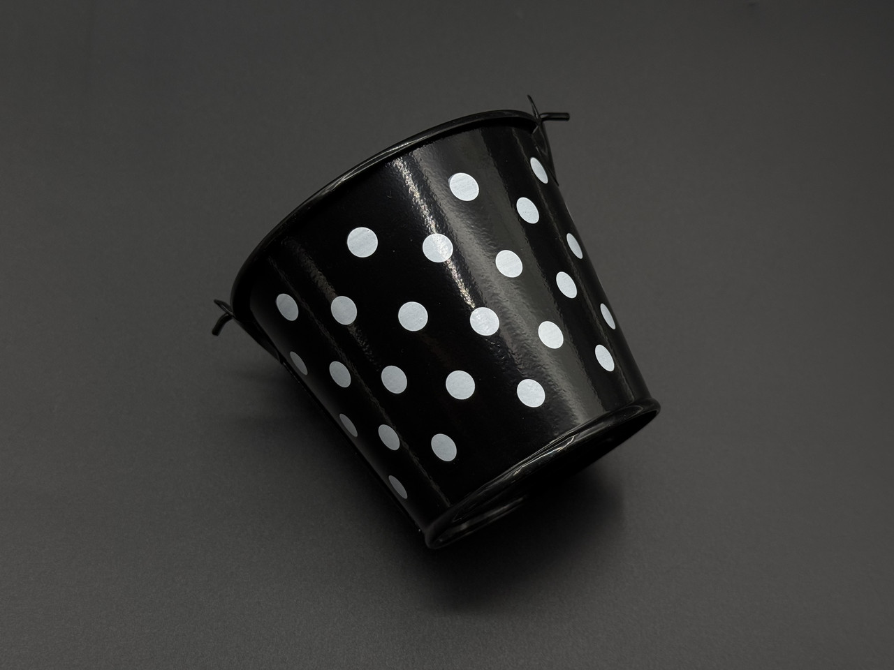 Декоративне відерце для квітів металеве Колір чорний+білий горошок. 7,3х8,5х6см, фото 1