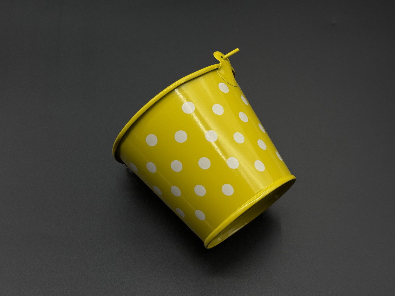 Декоративне відерце для квітів металеве Колір жовтий+білий горошок. 7,3х8,5х6см, фото 1