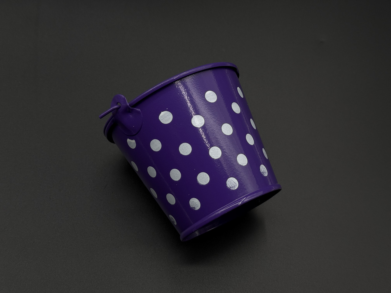 Декоративне відерце для квітів металеве Колір фіолетовий+білий горошок. 7,3х8,5х6см, фото 1
