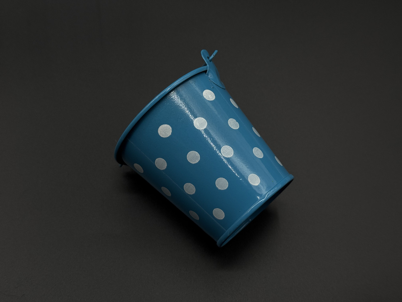 Декоративне відерце для квітів металеве Колір синій+білий горошок. 7х7х5,2см, фото 1