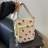 Сумка крос-боді через плече вельветова біла барсетка з полуничками літня, фото 2