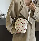 Сумка крос-боді через плече вельветова біла барсетка з полуничками літня, фото 3