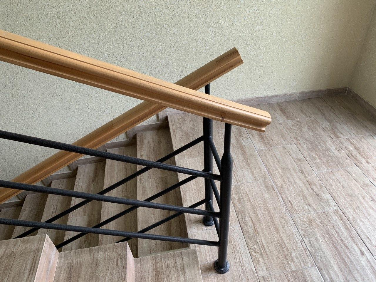 Перила комбіновані: сходові з чорного металу з дерев'яним поручнем від виробника