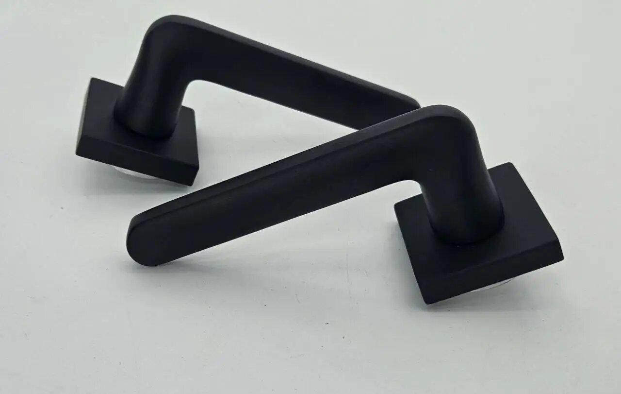 Ручки на розетці для міжкімнатних дверей TRION CORSA 49 AL MB (black) чорний, фото 1