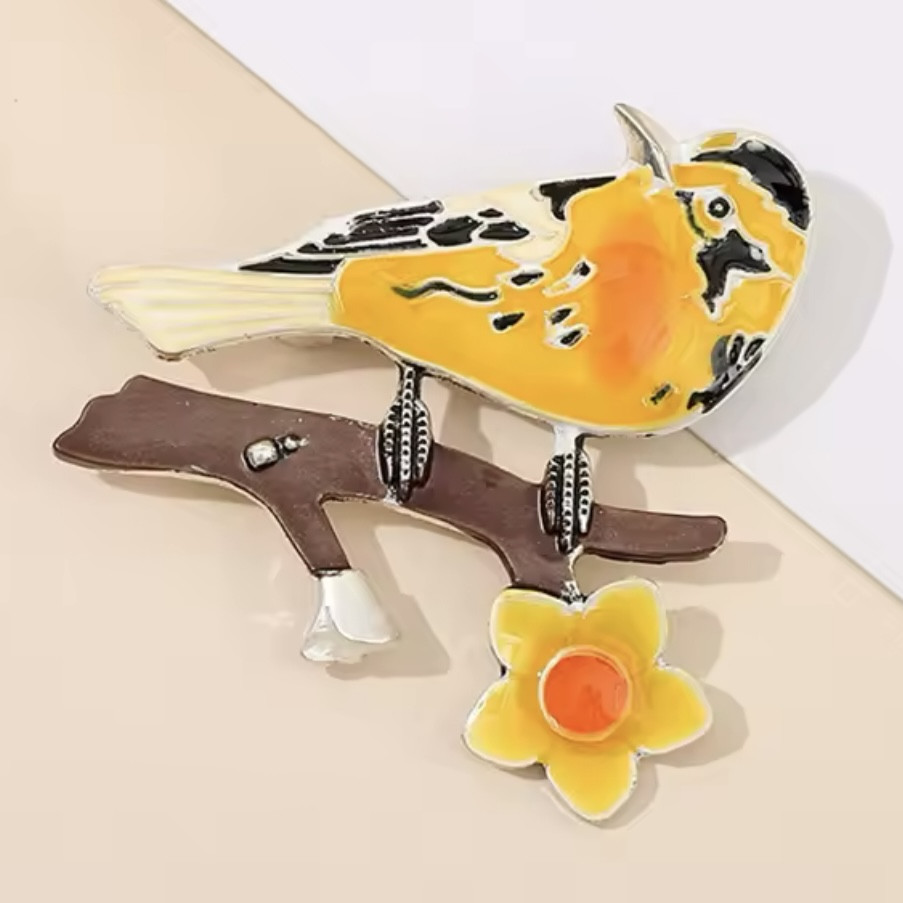 Брошка металева на сріблястій основі птах на гілочці з квіточкою покрита кольоровою емаллю розмір 50х50 мм