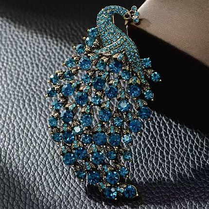 Брошка металева на золотистій основі великого павича з бірюзовими кришталевими стразами розмір 105х65 мм, фото 2