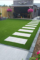 Як доглядати за штучною травою на терасі: поради для довговічності