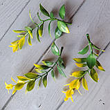 Гілочка з листочками салатово-жовта пластик, 13 см, 10 шт., фото 2