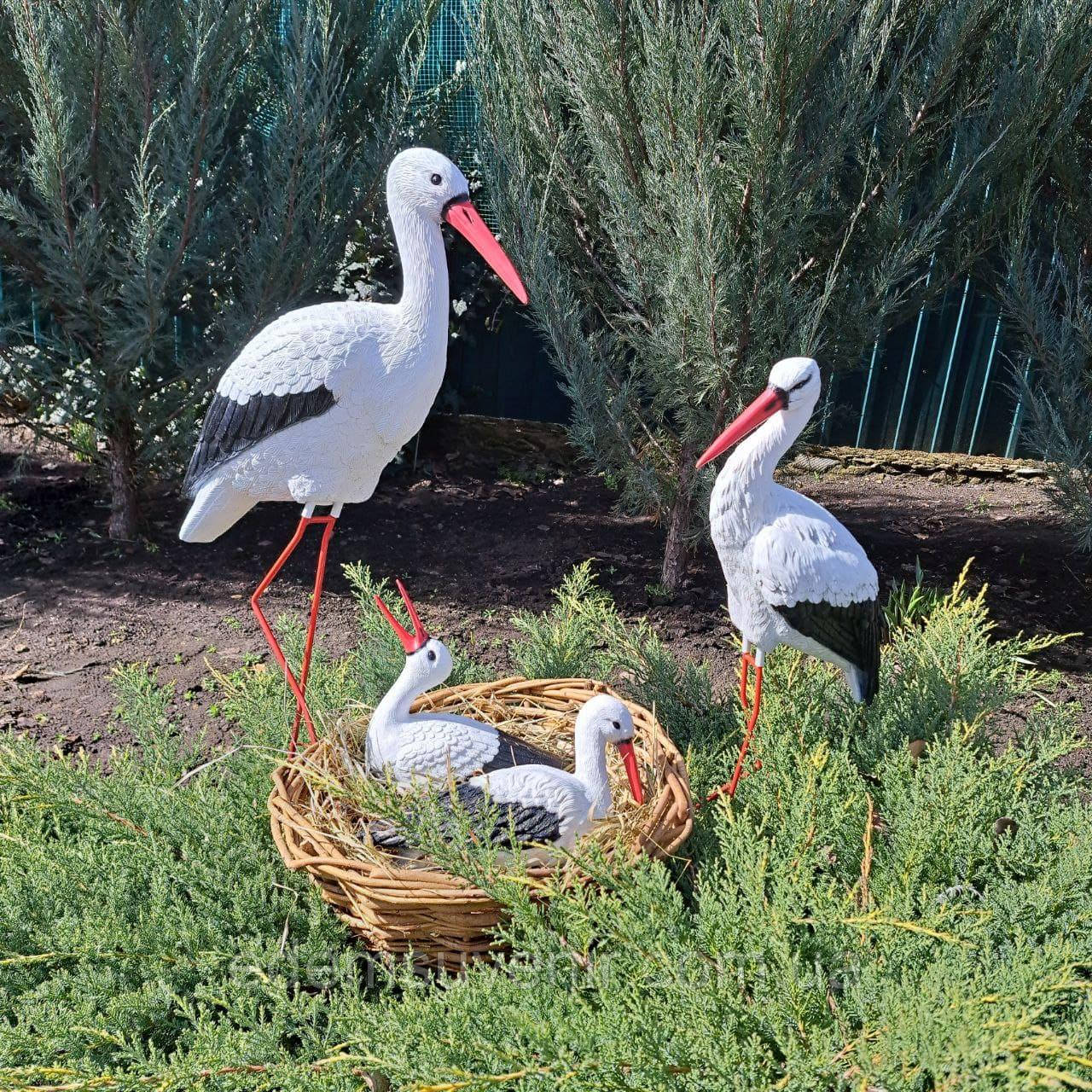 Комплект фігур Сім'я садових лелек № 124 з гніздом, діаметр 45 см, садово паркові скульптури лелеки, декоративні лелеки в гнізді