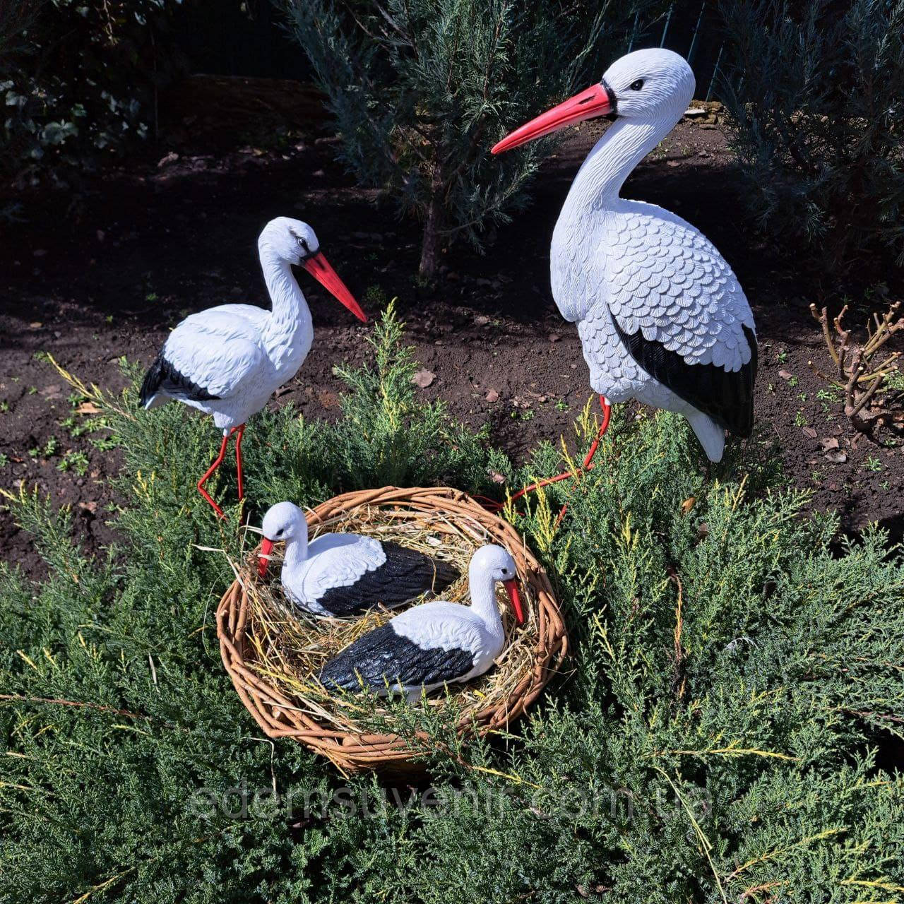 Комплект фігур Сім'я садових лелек № 123 з гніздом, діаметр 45 см, садові фігури лелеки, лелеки садові, декоративні лелеки в