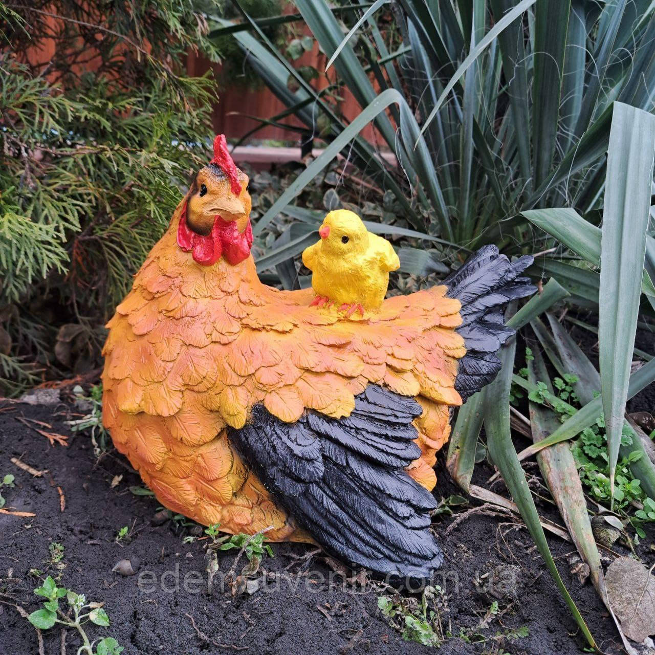 Садова фігура Курка з курчам, кольорова