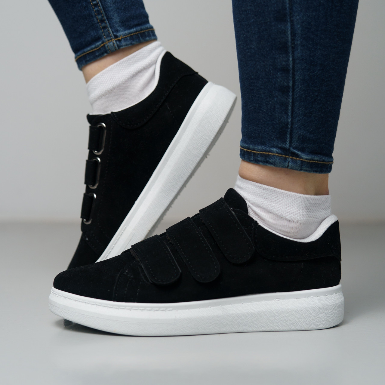 Чорні кросівки жіночі замшеві на лепучку