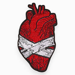 Термоаплікація Bandaged heart вишита 10,6х6,2 см 1 шт. Чорно-червоний