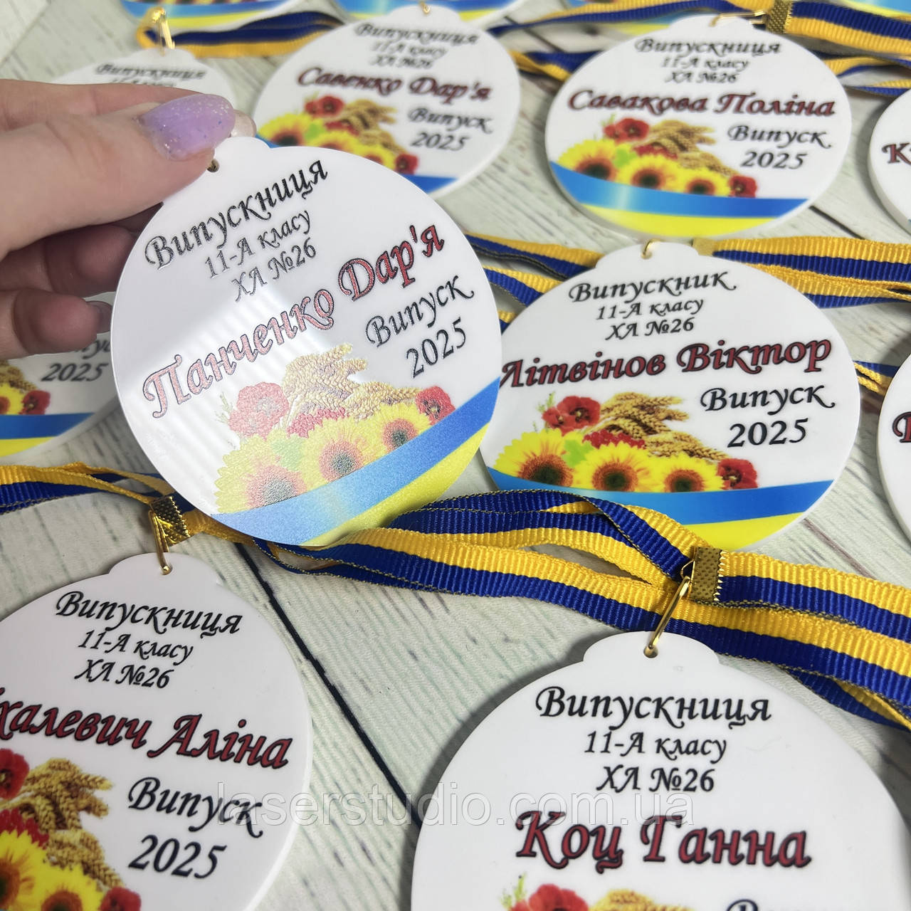 Акрилові іменні медалі для випускників – пам’ятний подарунок для вашого класу