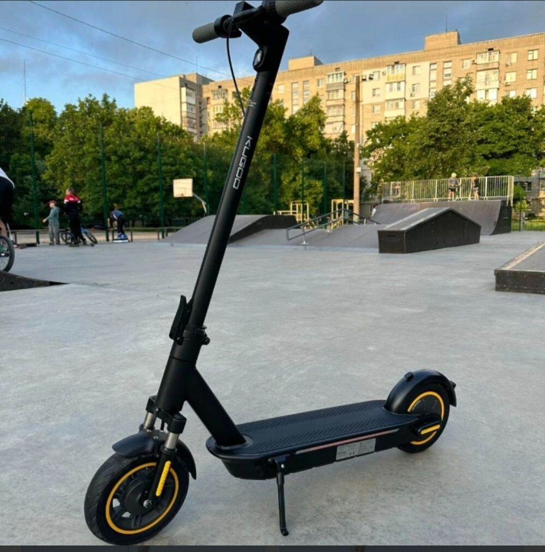 Електросамокат Ninebot G30 MAX Ultra 600W, 18Ah, 2025, Чорний — Потужність і комфорт для міських поїздок