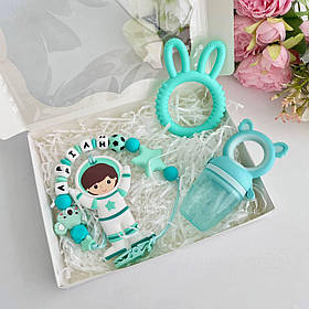 Подарунковий набір для хлопчика з іменною іграшкою гризунком Космонавт м'ятний на виписку, хрестини