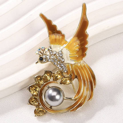 Брошка металева на золотистій основі птиця з жовтими стразами покрита емаллю розмір виробу 50х35 мм, фото 1