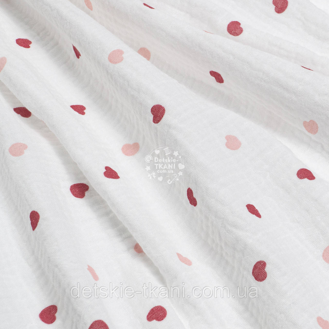 Двошаровий жатий муслін "Середні вишневі та пудрові сердечка", ширина 135 см, фото 1