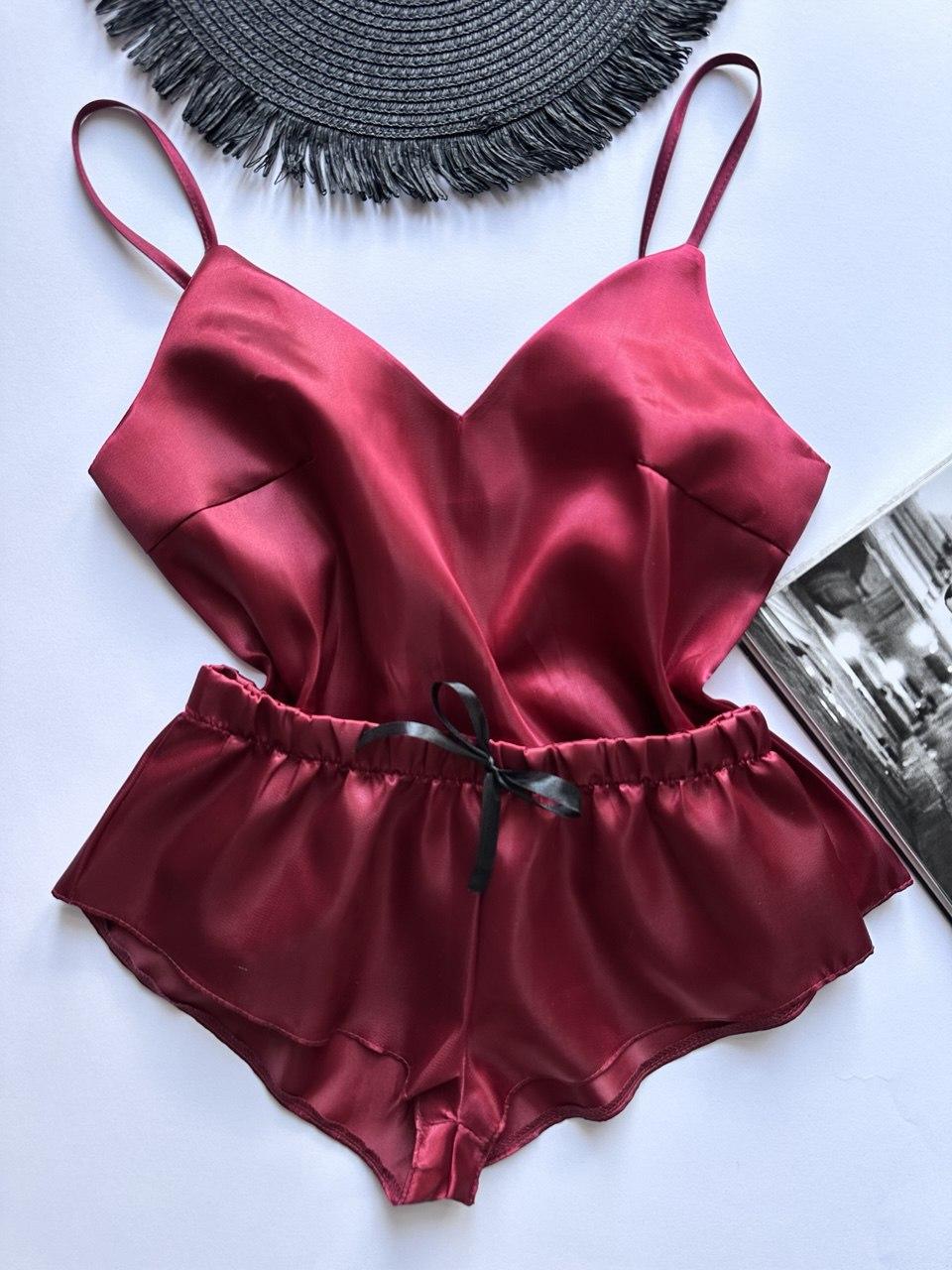 Бордова атласна піжама майка та шорти.