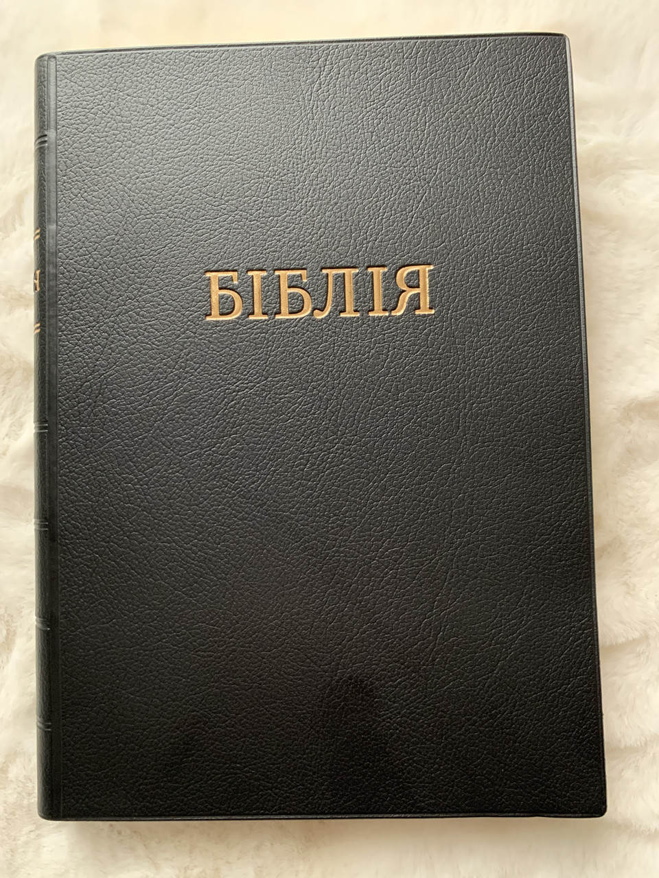 Біблія чорного кольору, вінілова обкладинка, 17х24,5 см, без замочка, з індексами, золотий зріз