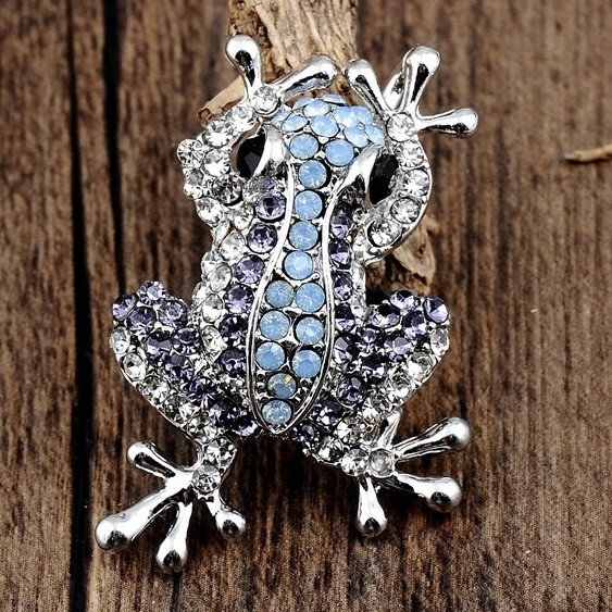 Брошка на сріблястій жаба з рожевими кристалами, що переливаються, розмір виробу 40х25 мм