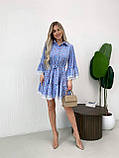 Коротке вільне блакитне плаття з мереживом із софту принт рожеві квіти, фото 3