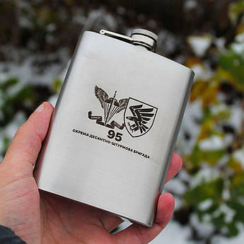 Фляга 200 мл зі стильним гравіюванням "95 окрема десантно-штурмова бригада" — металевий сувенір, подарунок для військових, патріот