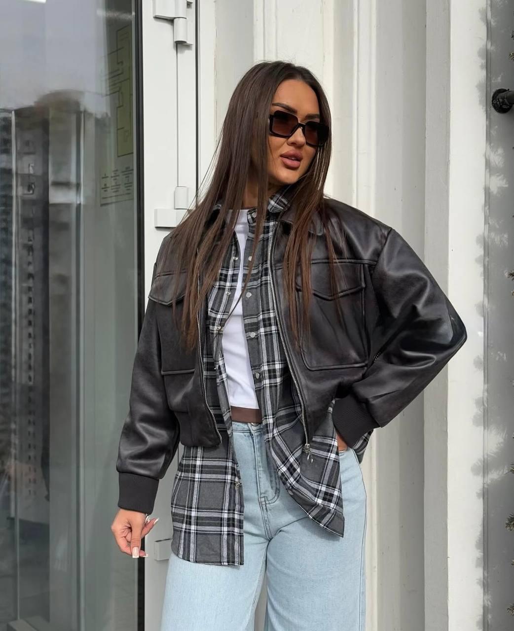 Жіноча базова весняна куртка в стилі Zara чорний бомбер на блискавці еко шкіра демісезонна